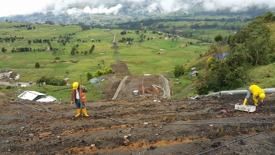 Cuadrilla de Ludanmas ejecutando terraceo y siembra de Vetiver en ladera, Sierra ecuatoriana